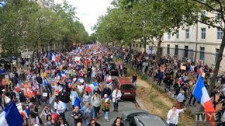 Une partie de la manifestation d’École Militaire à la place Vauban, contre le pass sanitaire à Paris