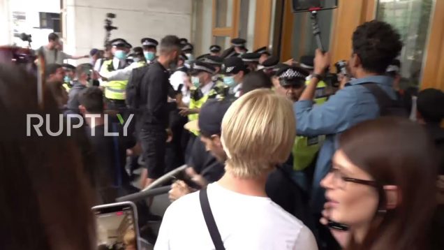 UK: Anti-vax protesters scuffle with police at govt building in London