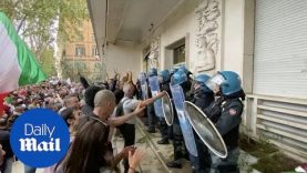 Covid-19: Anti-vax protesters take over Rome targeting Draghi’s office