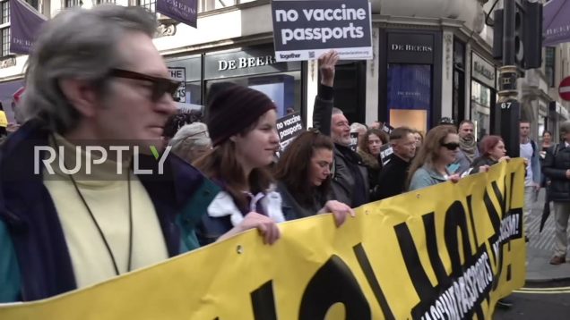 UK: London anti-vaxxers throw syringes at Houses of Parliament