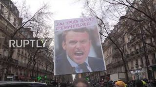 France: Yellow Vests hit Paris in protest against vaccine pass